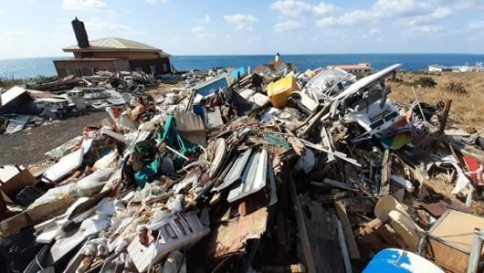 천연보호구역인 최남단 마라도에 쌓여있는 페기물과  쓰레기
